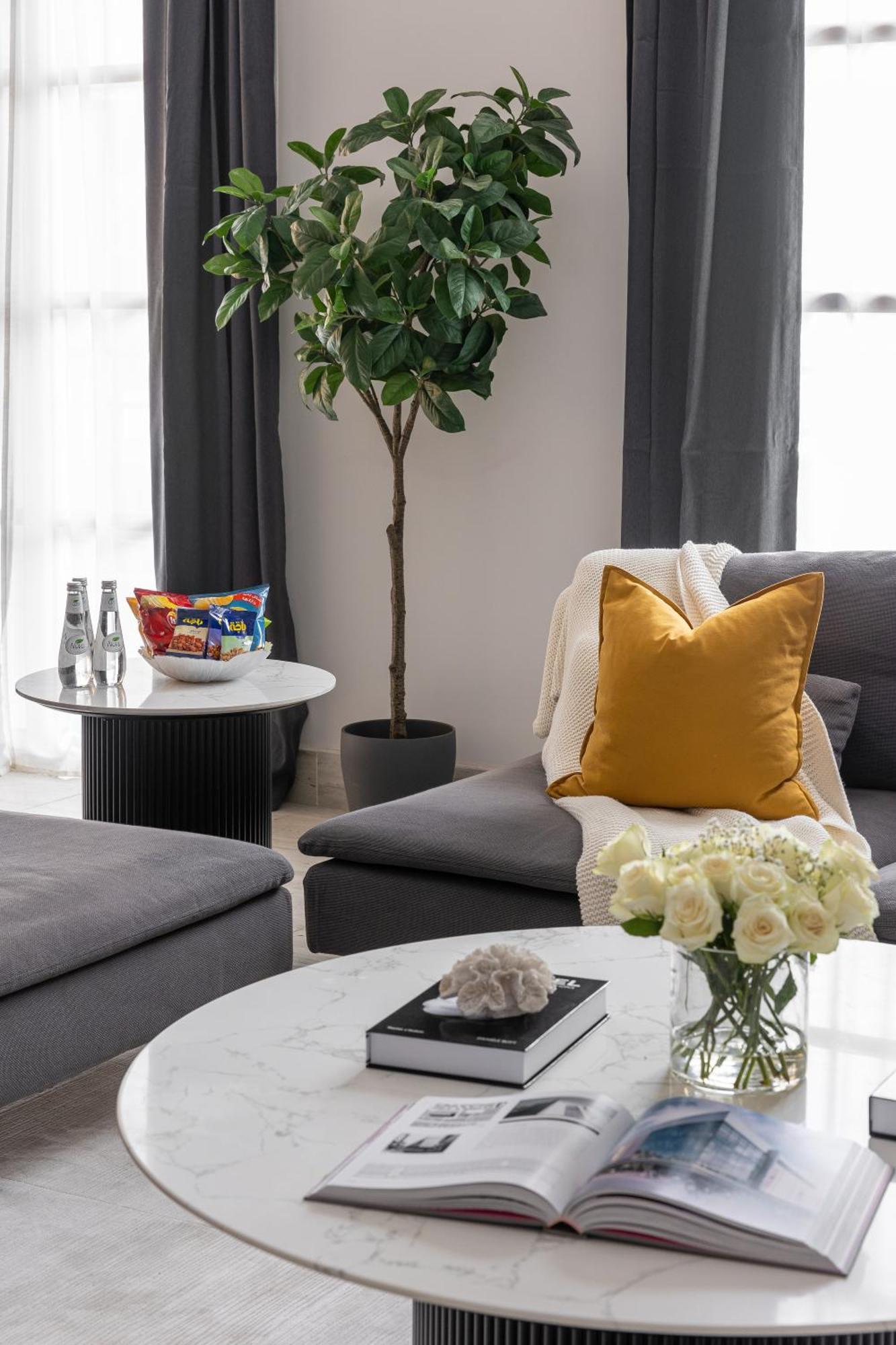 Apartment Modern 3br Retreat I Gym, Balcony & Prime Location