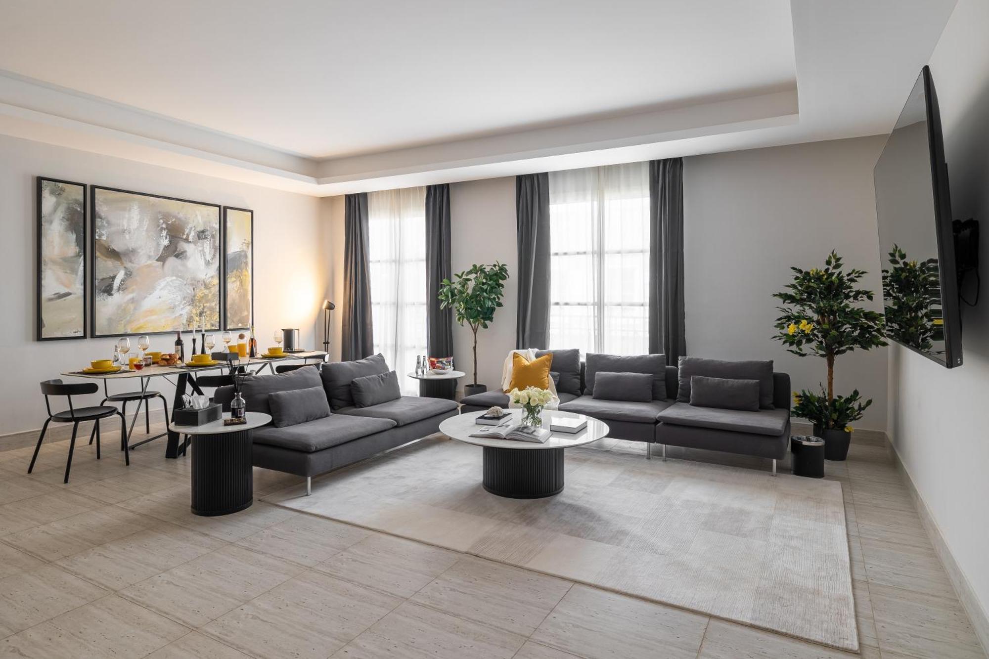 Apartment Modern 3br Retreat I Gym, Balcony & Prime Location *