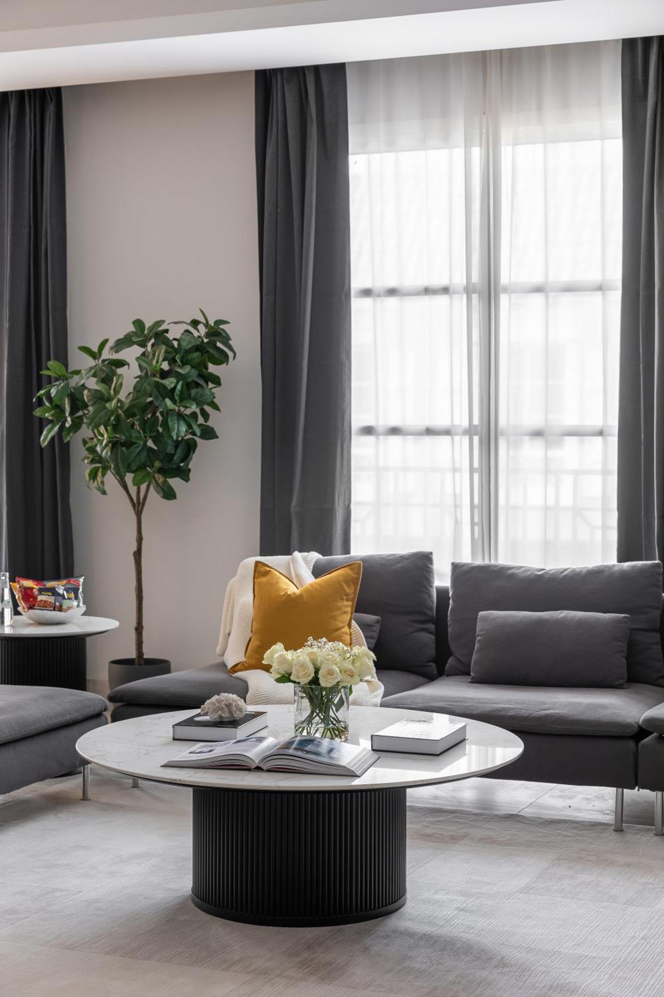 Modern 3br Retreat I Gym, Balcony & Prime Location Apartment *