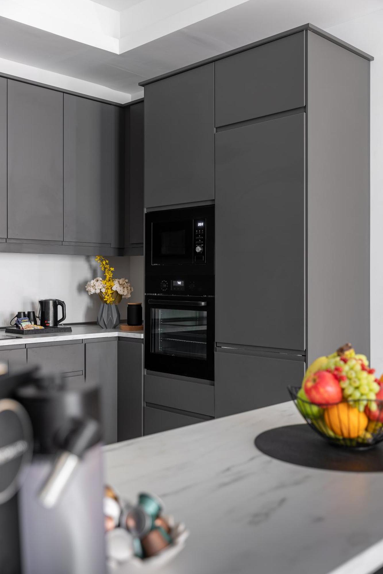 Modern 3br Retreat I Gym, Balcony & Prime Location Apartment *