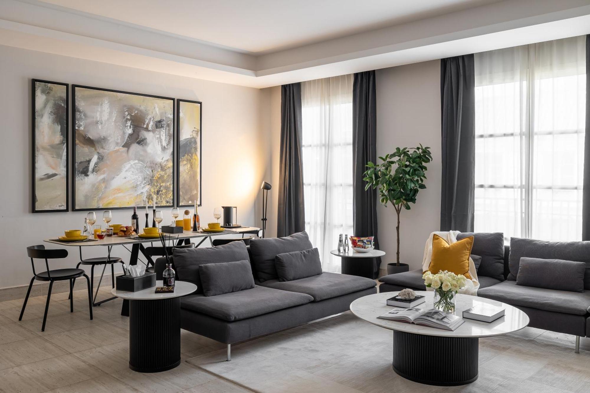 Apartment Modern 3br Retreat I Gym, Balcony & Prime Location *