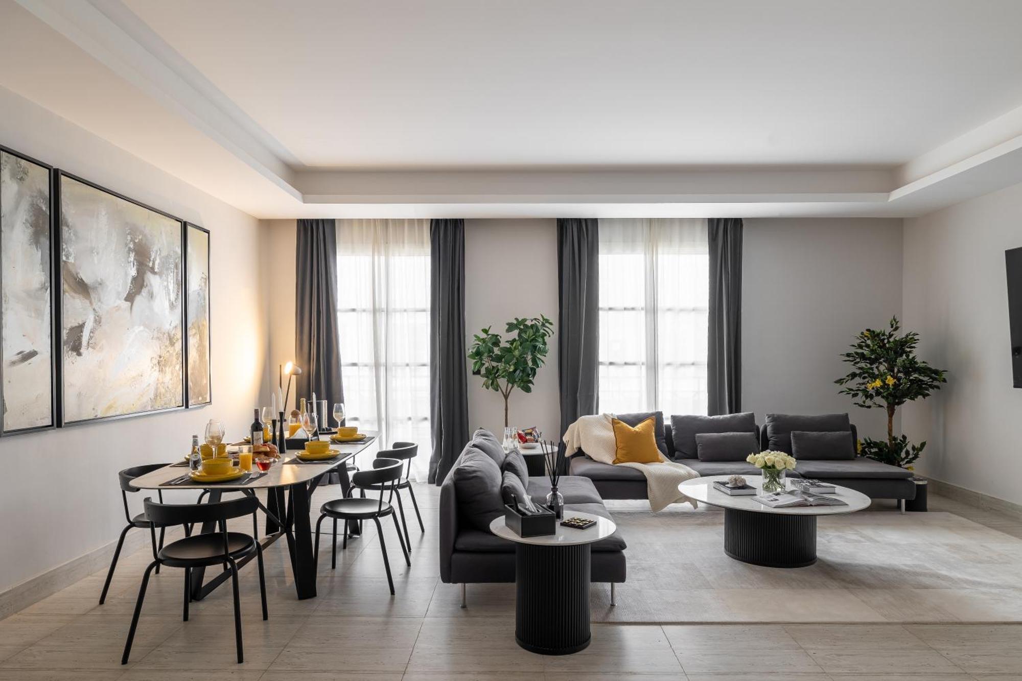 Apartment Modern 3br Retreat I Gym, Balcony & Prime Location *