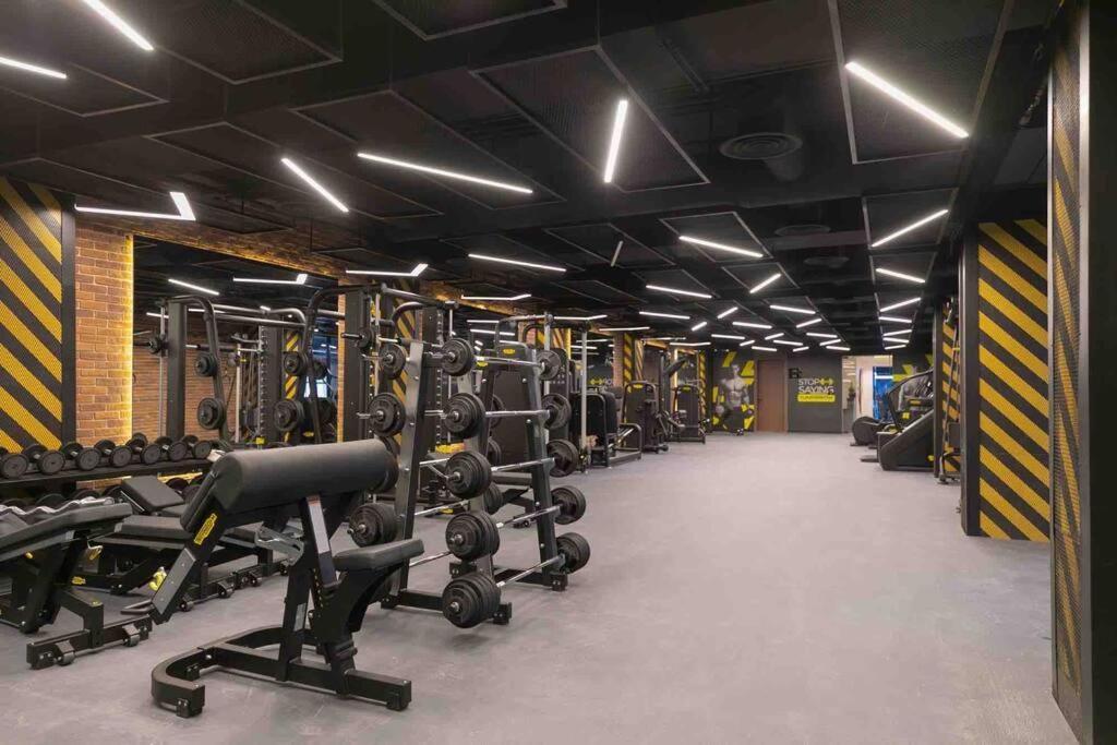 Modern 3br Retreat I Gym, Balcony & Prime Location Apartment